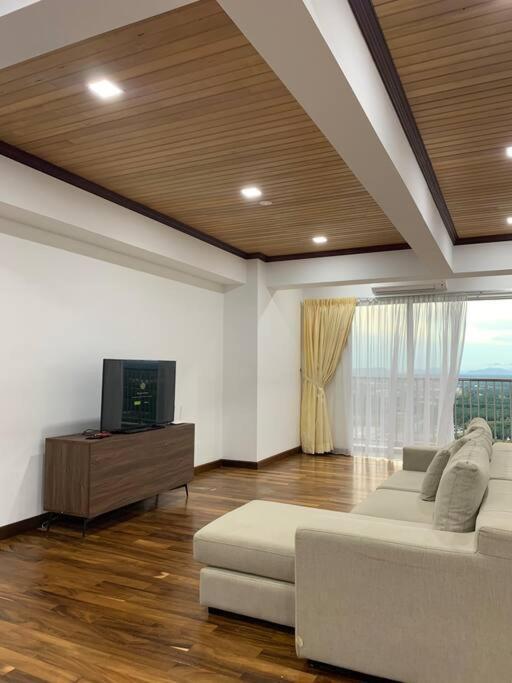 The Venus - Spacious Wooden Top Floor Apartment Sitiawan Exterior foto